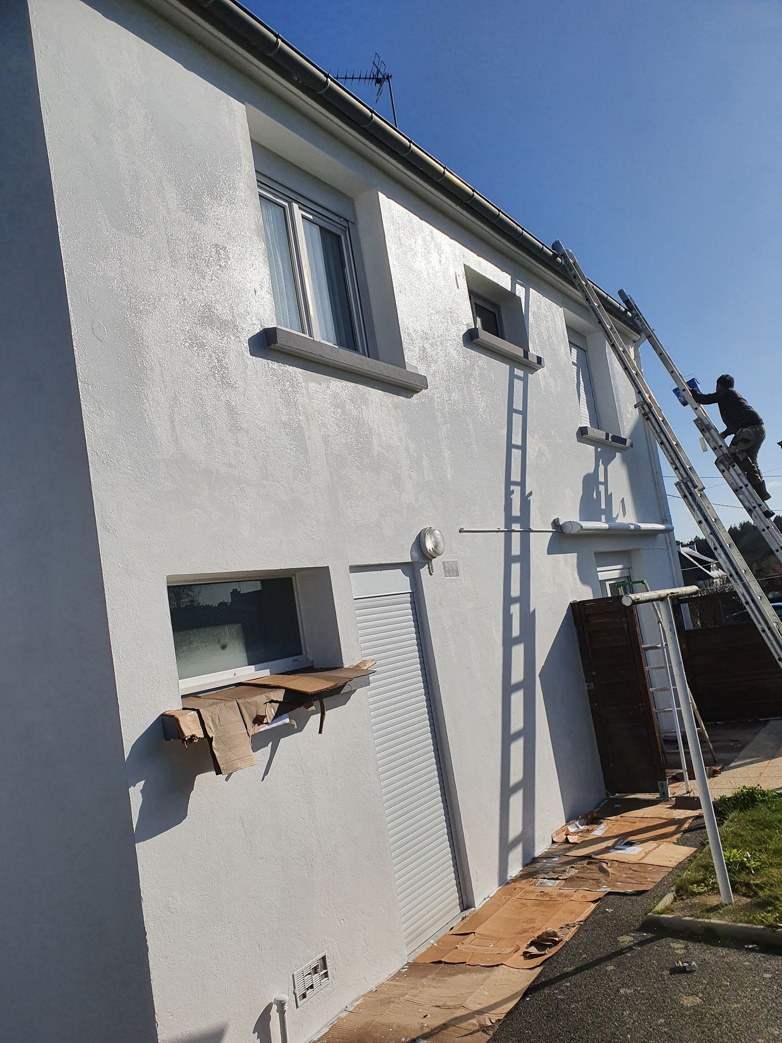 Façade de maison ravalée et repeinte en blanc