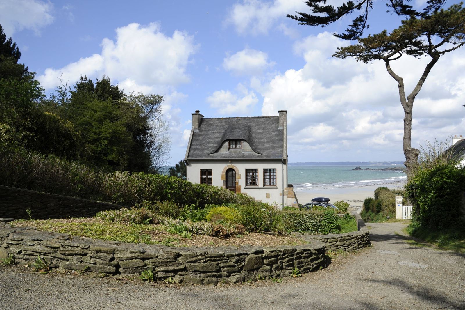 Maison bretonne au toit d'ardoise face à la mer
