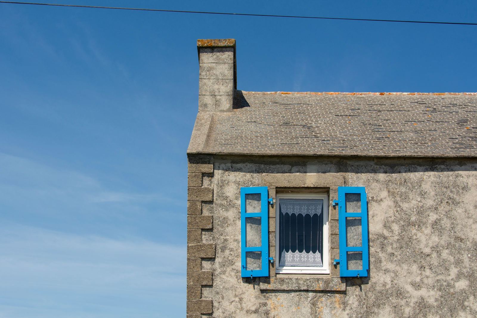 Façade de maison bretonne aux volets bleus