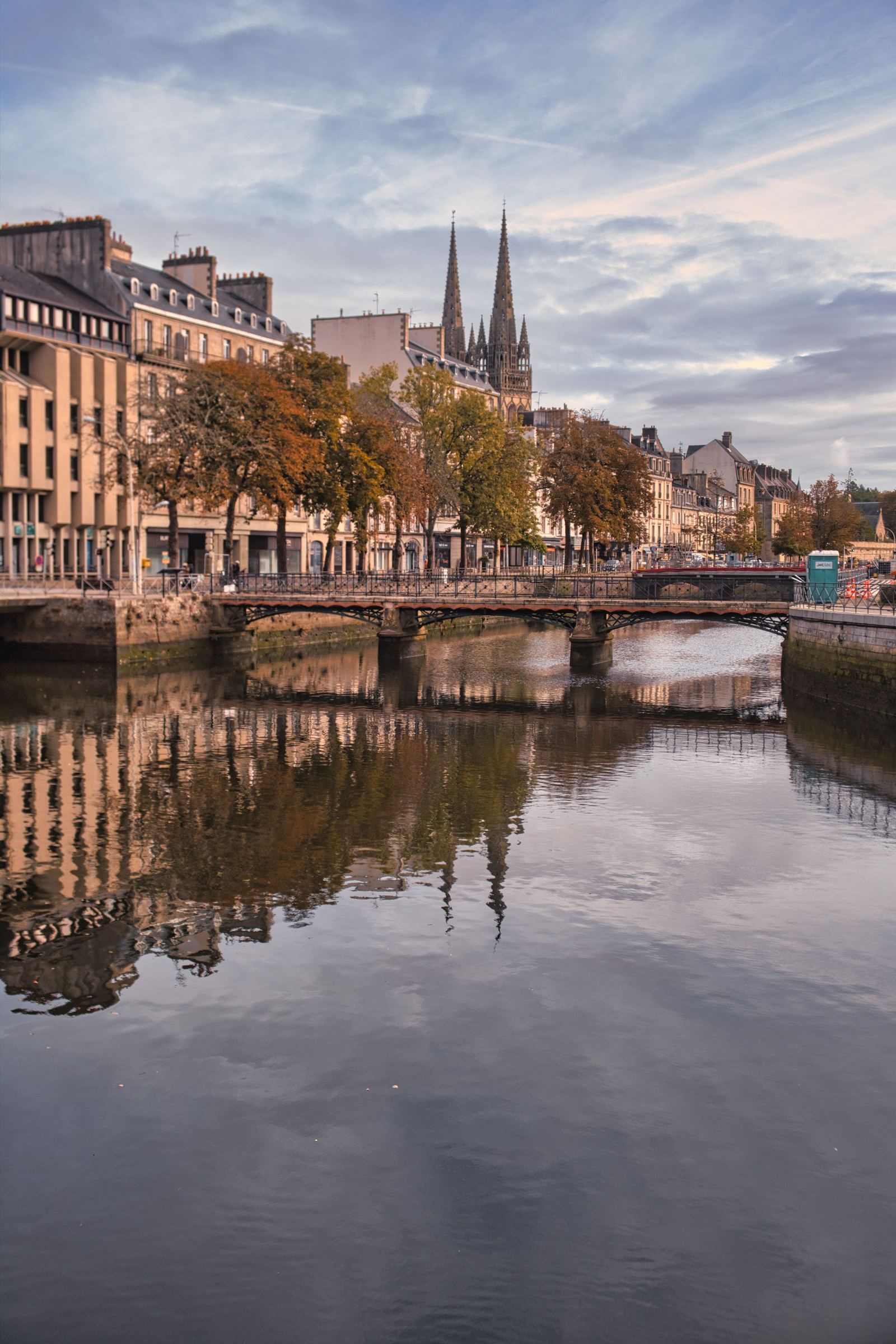 Quimper, les quais de l'Odet et la cathédrale Saint-Corentin